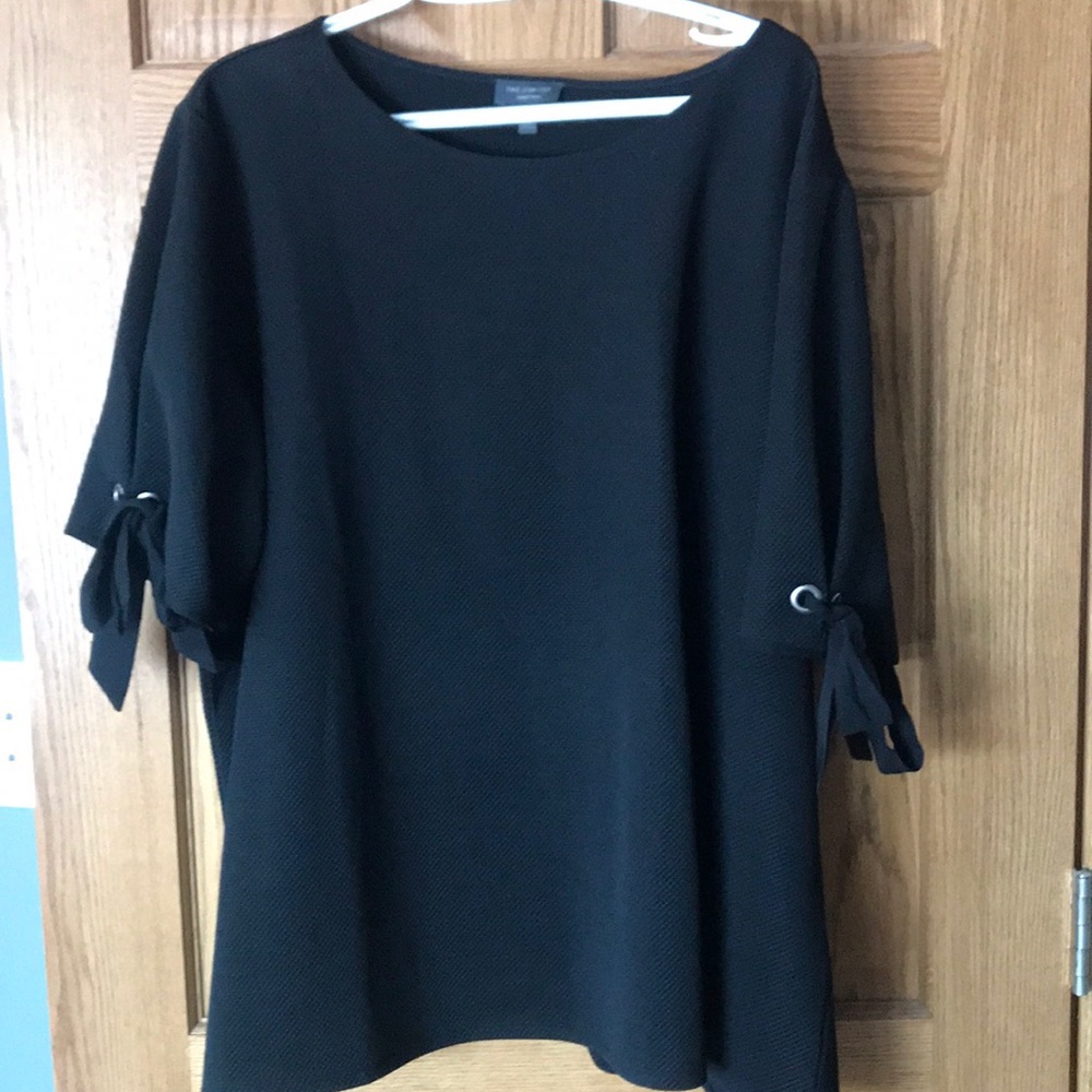 Limited bow detail top